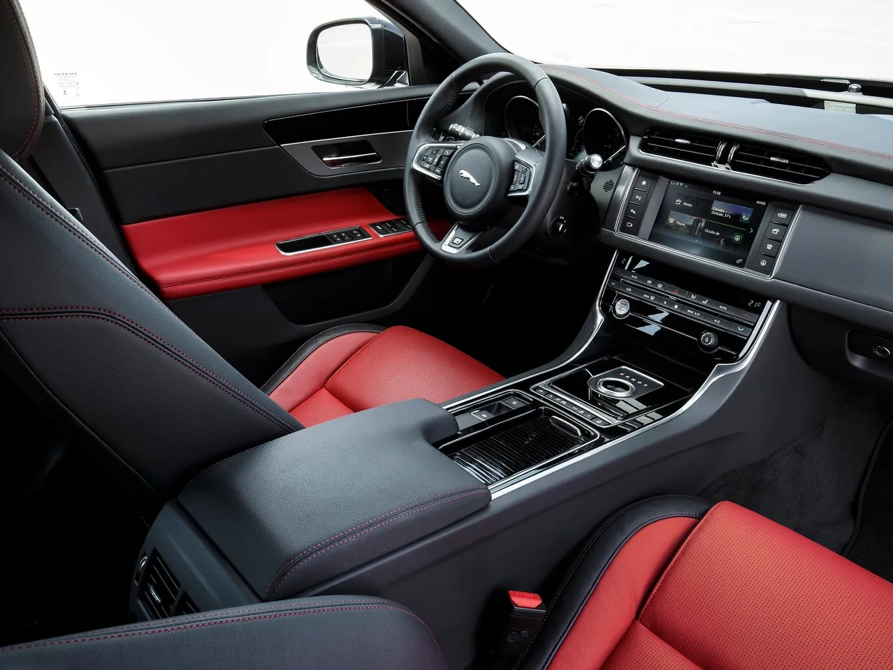 Jaguar XF 20d (2016) – interiér