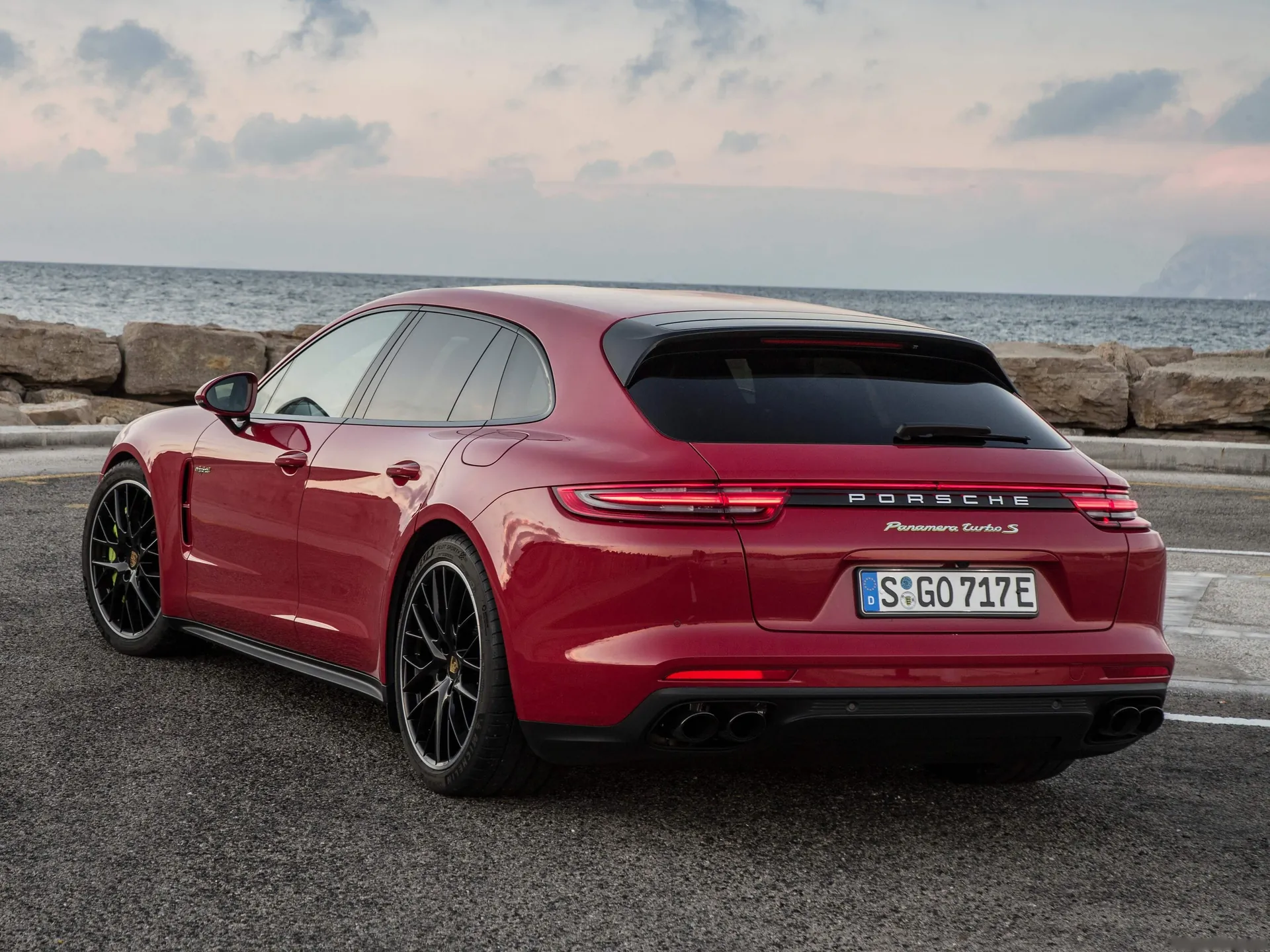Porsche Panamera Turbo S E-Hybrid Sport Turismo (2018) – zadní tříčtvrteční pohled