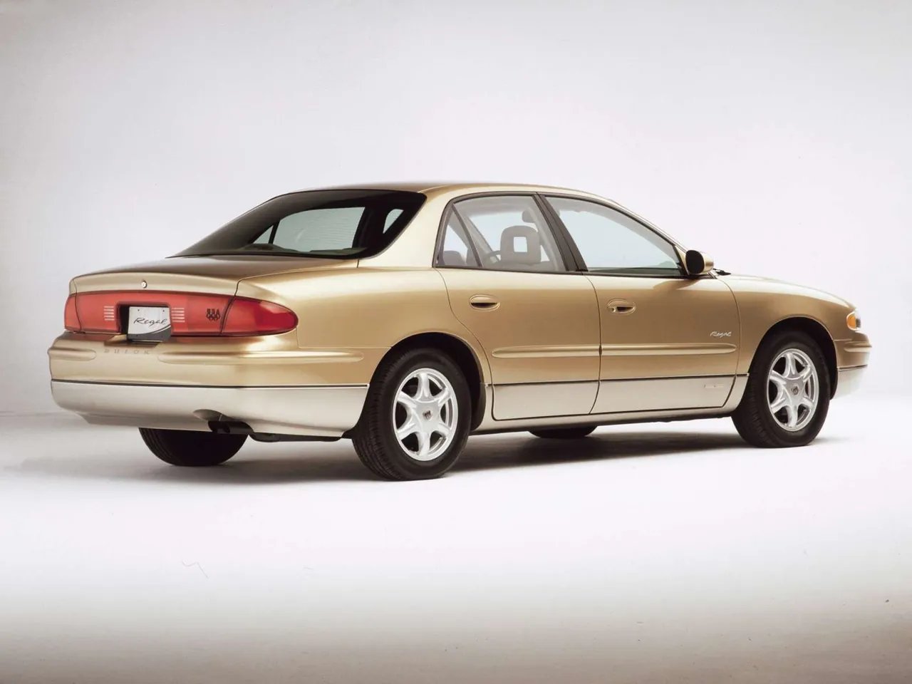Buick Regal (2001) – zadní tříčtvrteční pohled