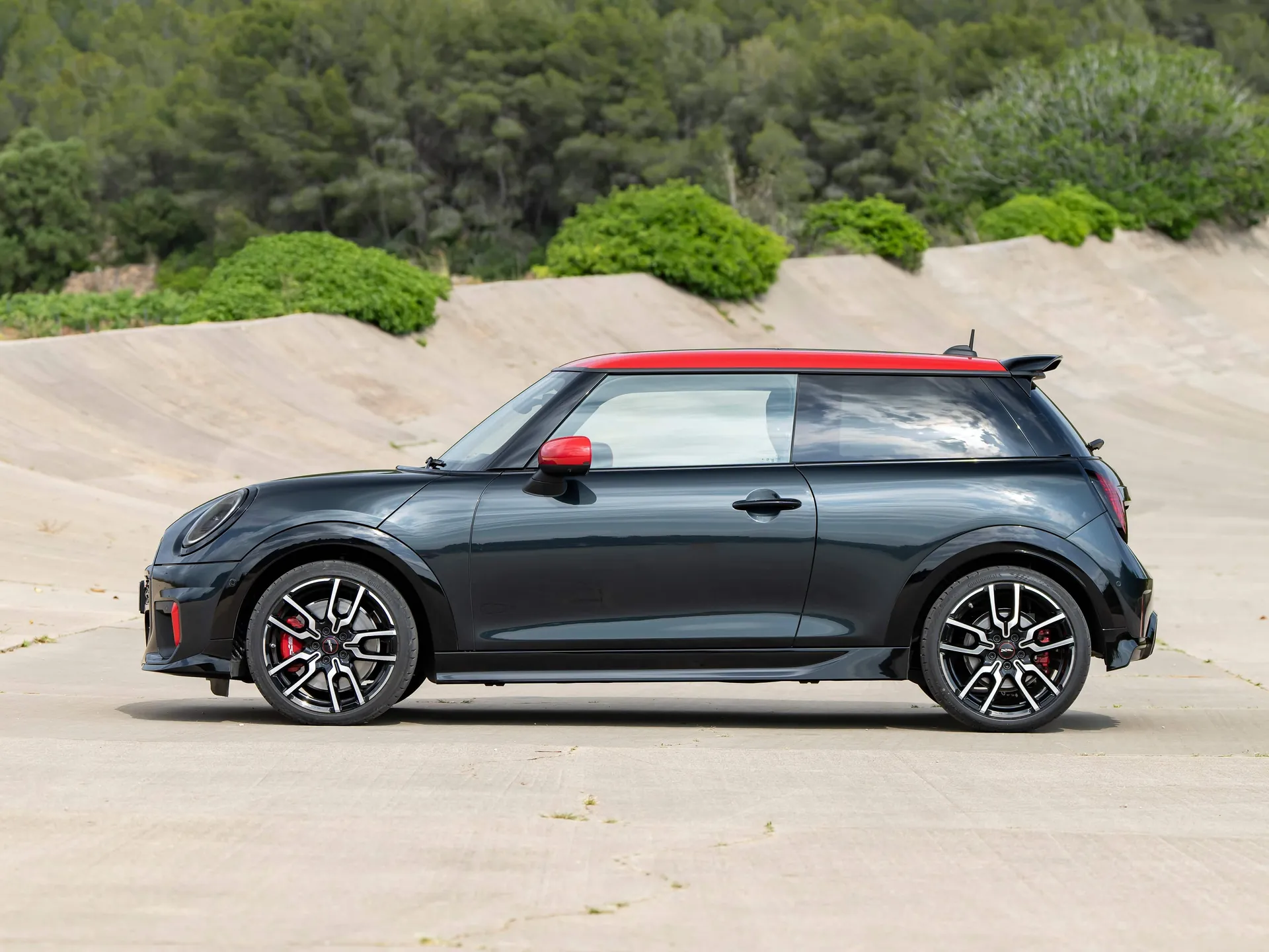 Mini John Cooper Works (2025) – boční profil
