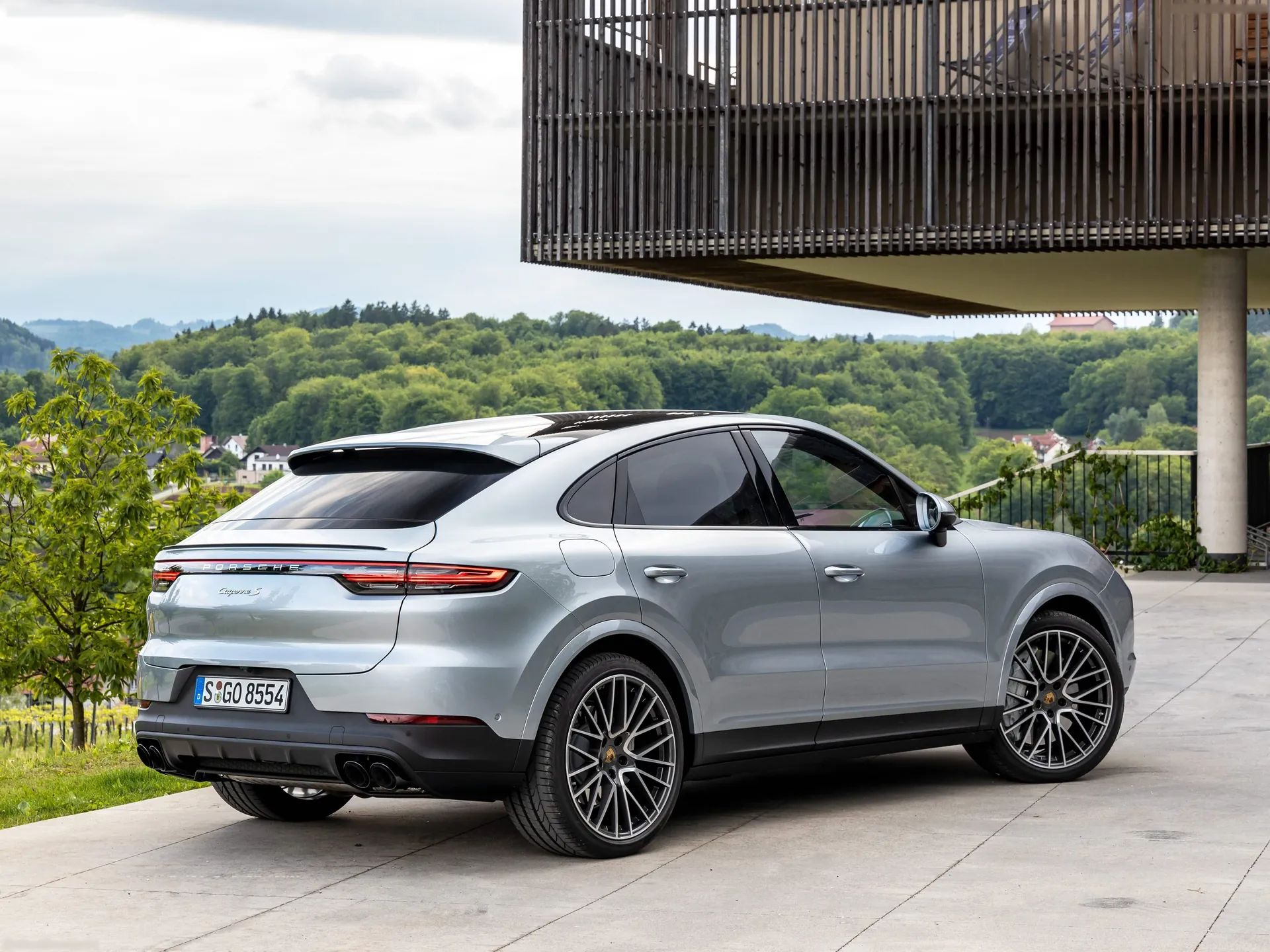 Porsche Cayenne S Coupe (2020) – zadní tříčtvrteční pohled