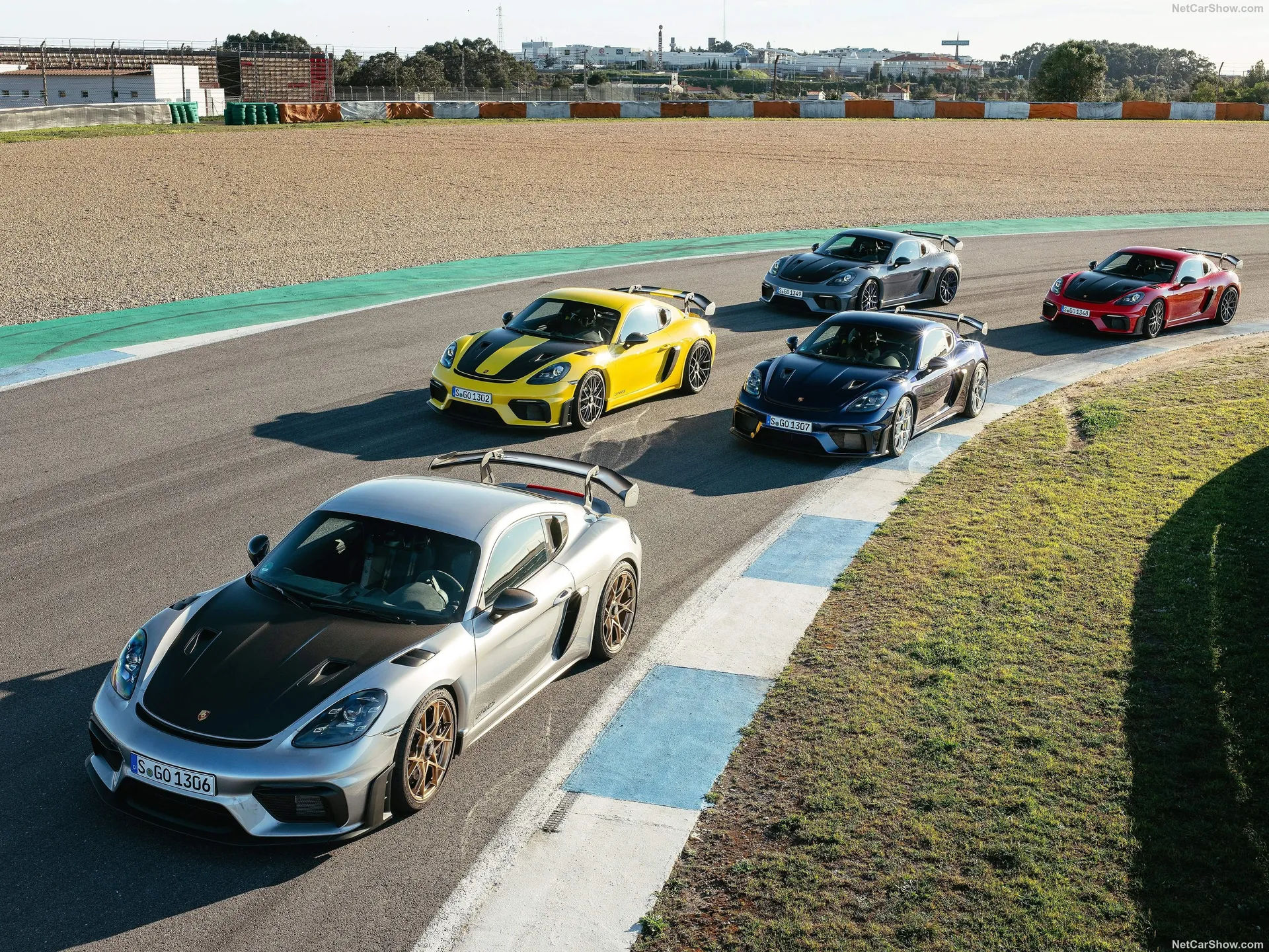 Porsche 718 Cayman GT4 RS (2022) - Group Shot