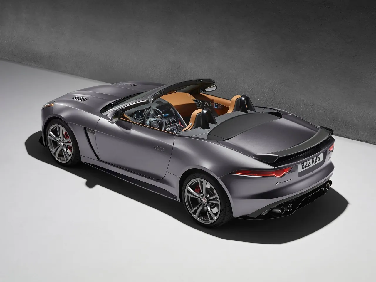 Jaguar F-Type SVR (2017) – zadní tříčtvrteční pohled