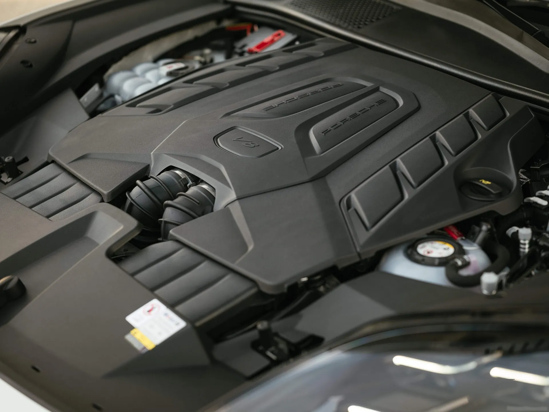 Porsche Cayenne Turbo E-Hybrid (2024) – motorový prostor
