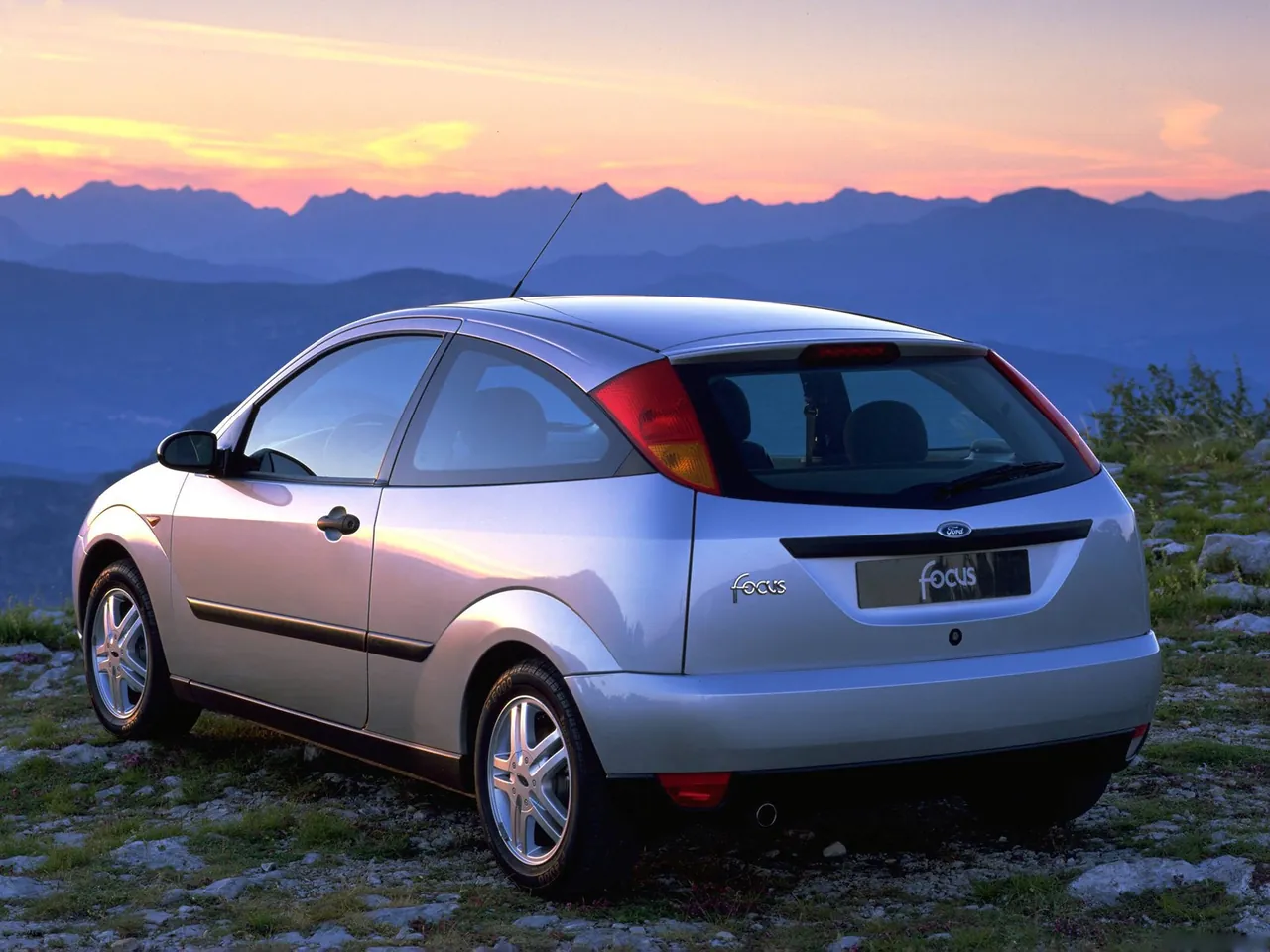 Ford Focus (1998) – zadní tříčtvrteční pohled