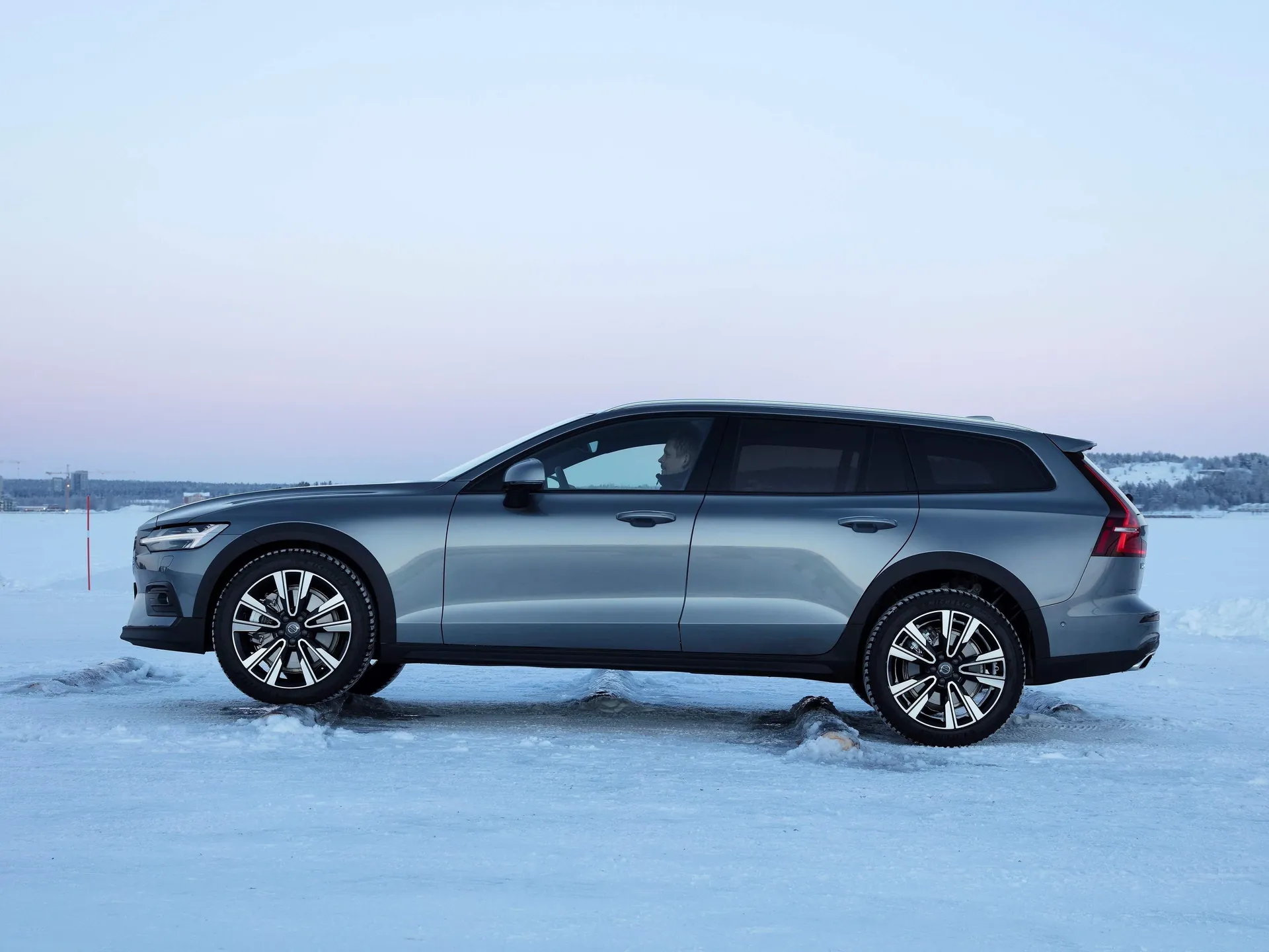 Volvo V60 Cross Country (2019) – boční profil