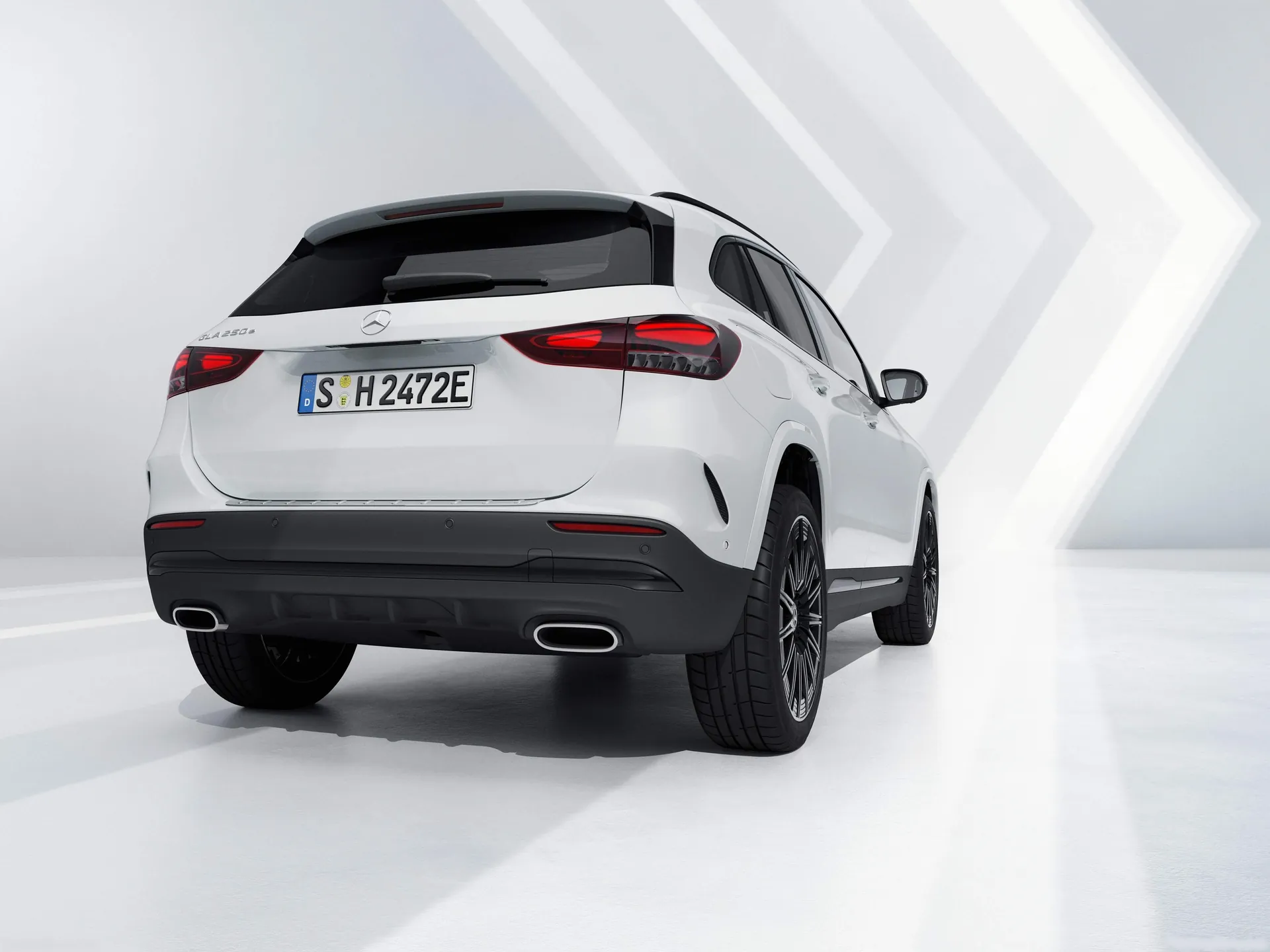 Mercedes-Benz GLA (2024) - Rear Three-Quarter