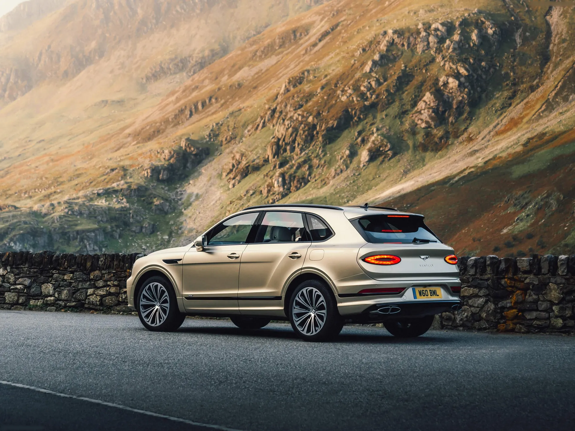 Bentley Bentayga Hybrid (2021) - Rear Three-Quarter