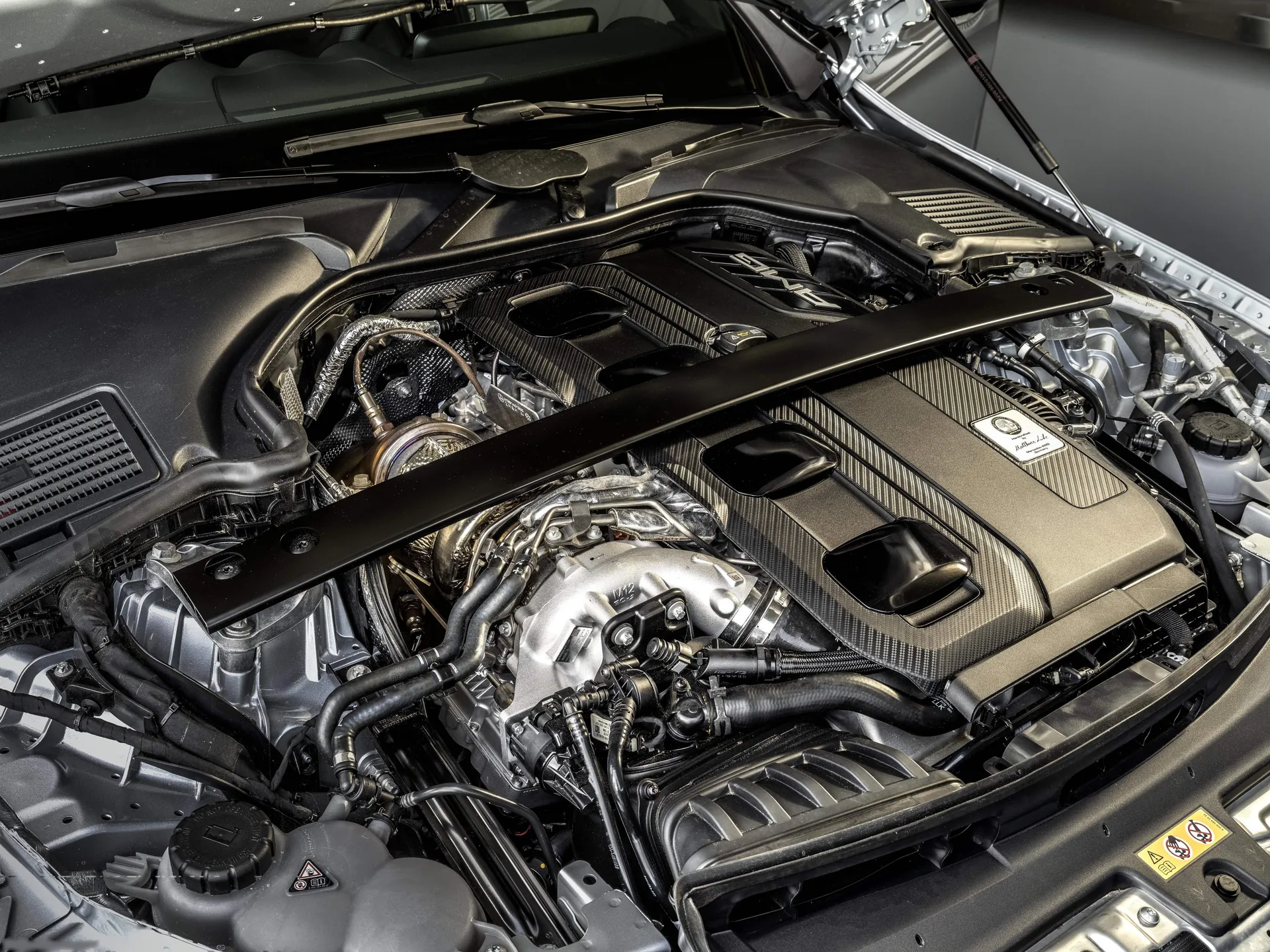 Mercedes-Benz C43 AMG Estate (2023) – motorový prostor