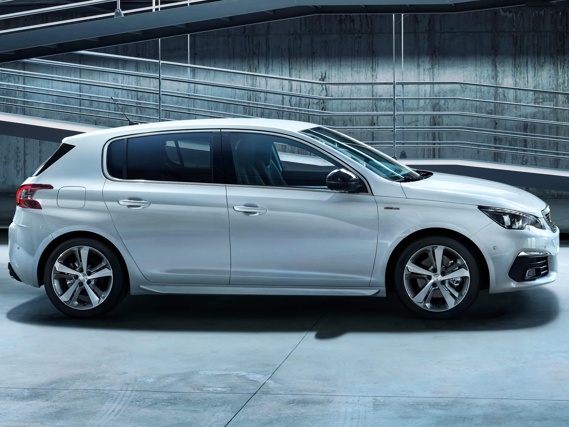 Peugeot 308 (2018) – boční profil
