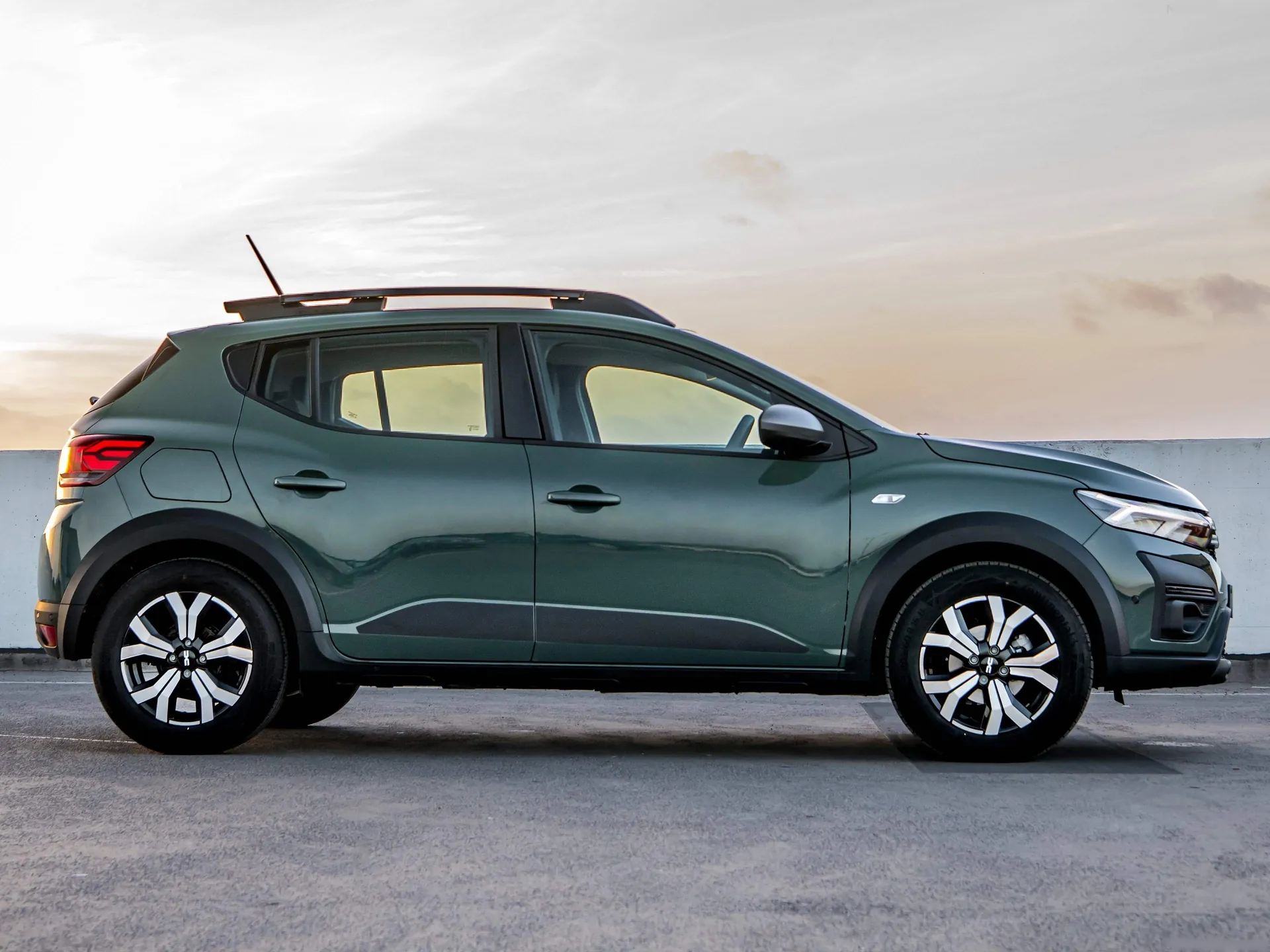 Dacia Sandero Stepway [UK] (2023) – boční profil