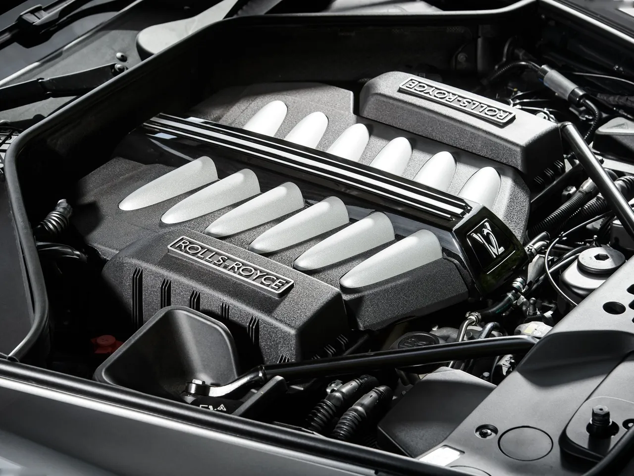 Rolls-Royce Ghost Series II (2015) – motorový prostor
