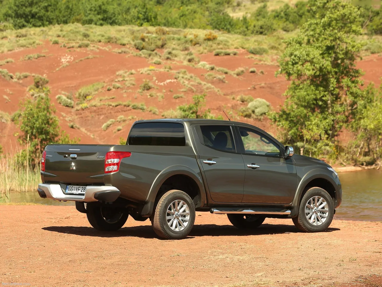 Mitsubishi L200 (2016) – zadní tříčtvrteční pohled