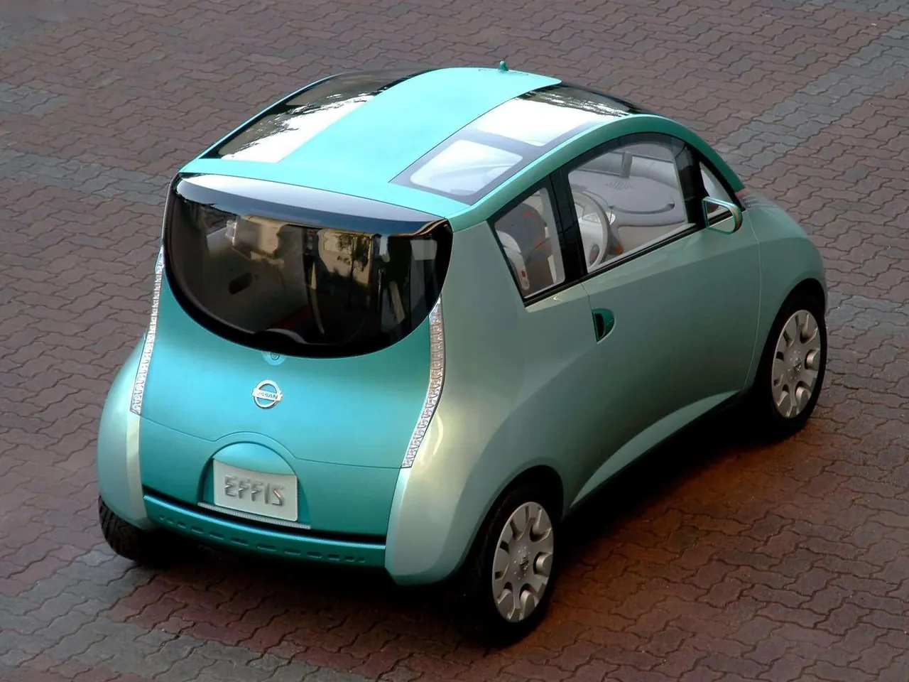 Nissan Effis Concept (2003) – zadní tříčtvrteční pohled