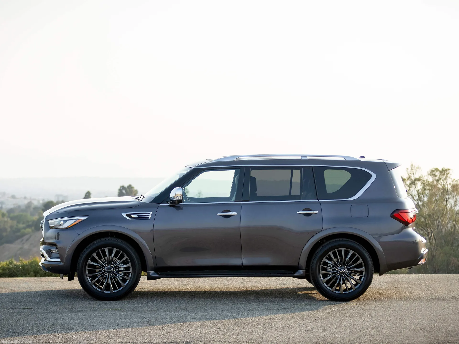 Infiniti QX80 (2022) – boční profil