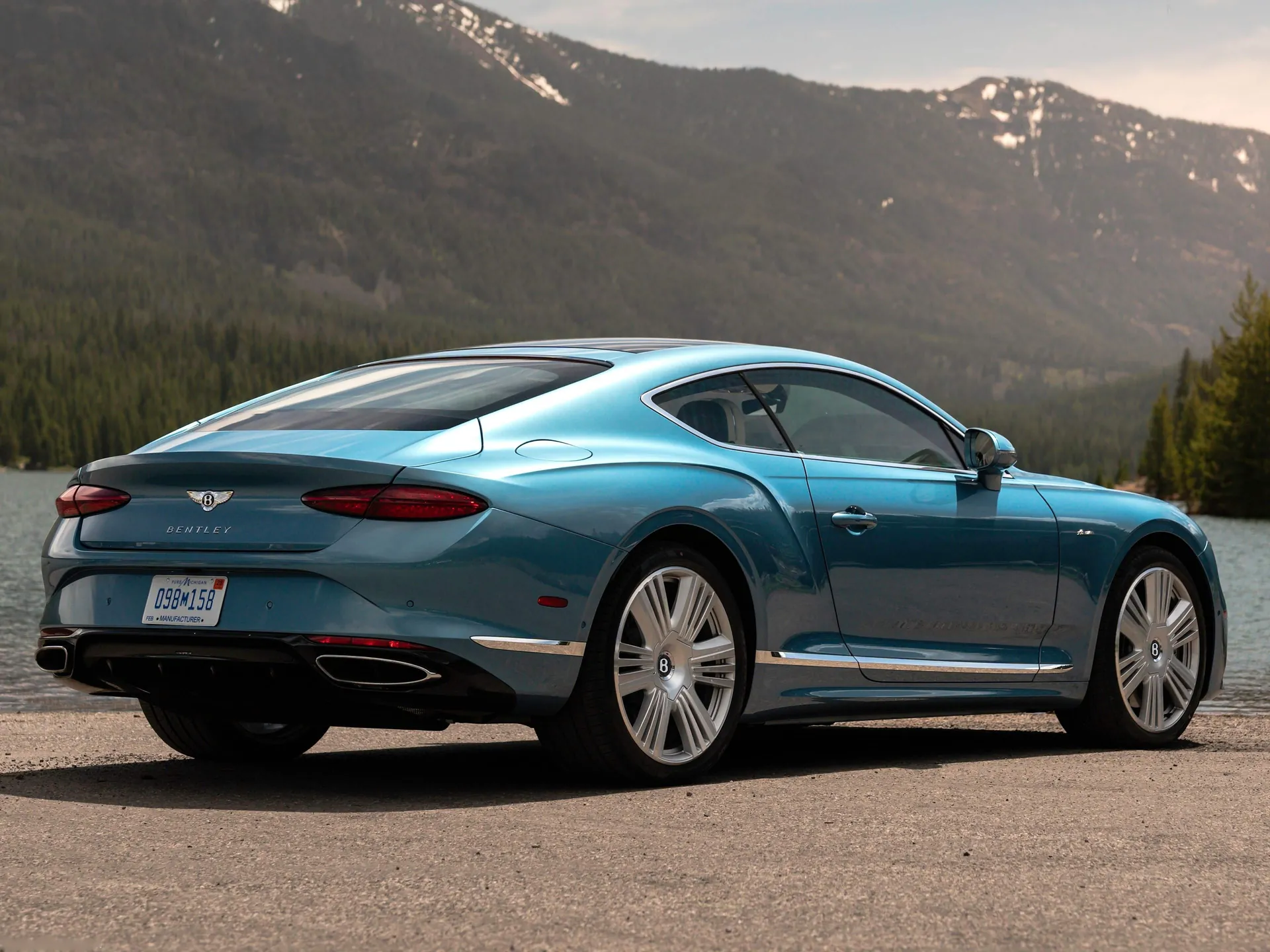 Bentley Continental GT Azure (2025) – zadní tříčtvrteční pohled