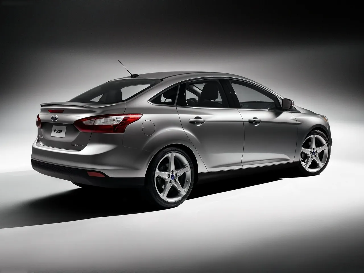 Ford Focus Sedan (2011) – zadní tříčtvrteční pohled