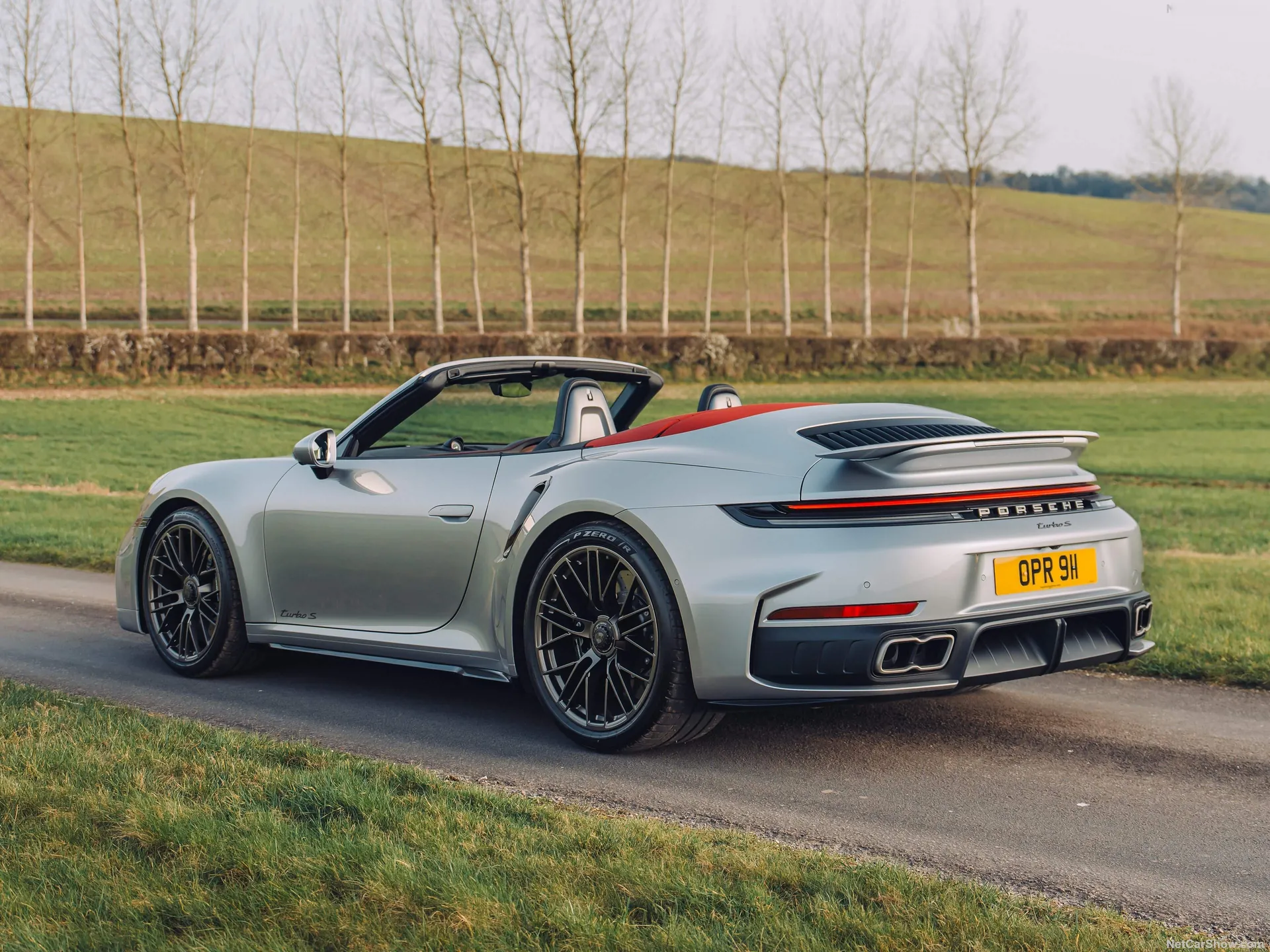 Porsche 911 Turbo S Cabriolet [UK] (2026) – zadní tříčtvrteční pohled