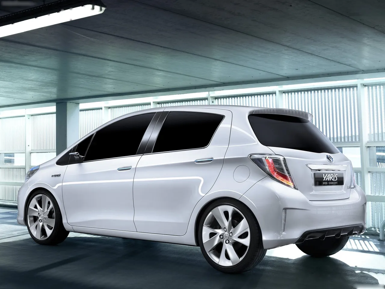 Toyota Yaris HSD Concept (2011) – zadní tříčtvrteční pohled