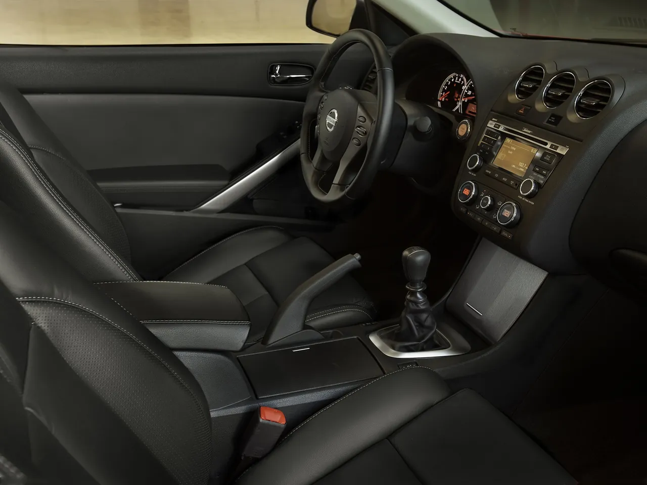 Nissan Altima Coupe (2010) – interiér