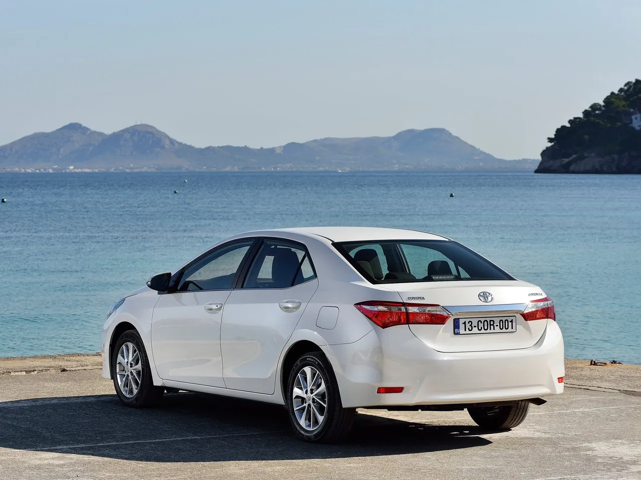 Toyota Corolla [EU] (2014) - Rear Three-Quarter