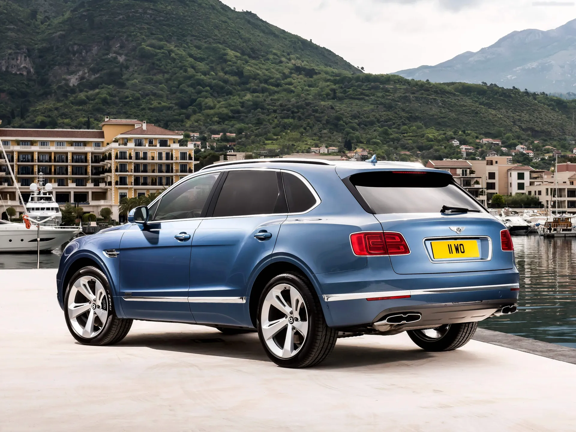 Bentley Bentayga Diesel (2017) – zadní tříčtvrteční pohled