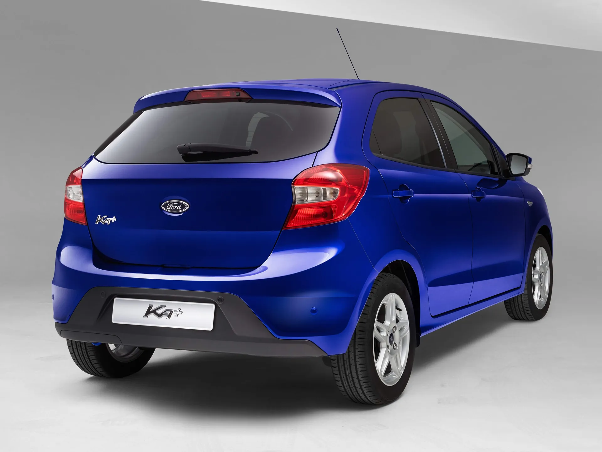 Ford Ka plus (2017) – zadní tříčtvrteční pohled