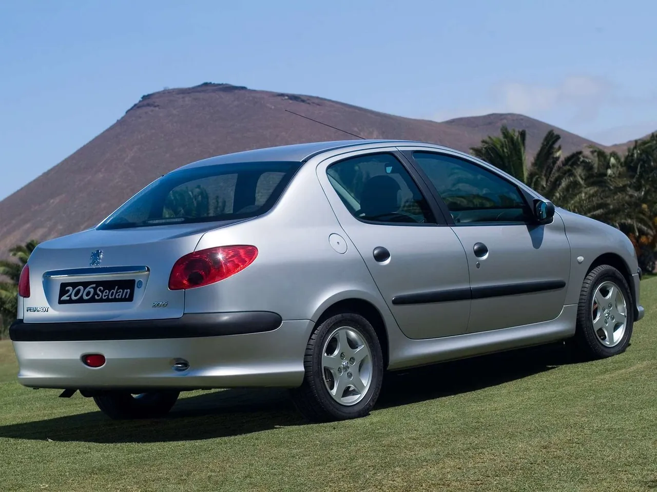 Peugeot 206 Sedan (2006) – zadní tříčtvrteční pohled