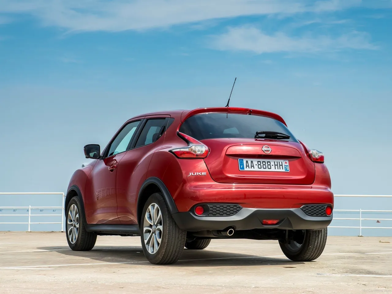 Nissan Juke (2015) – zadní tříčtvrteční pohled