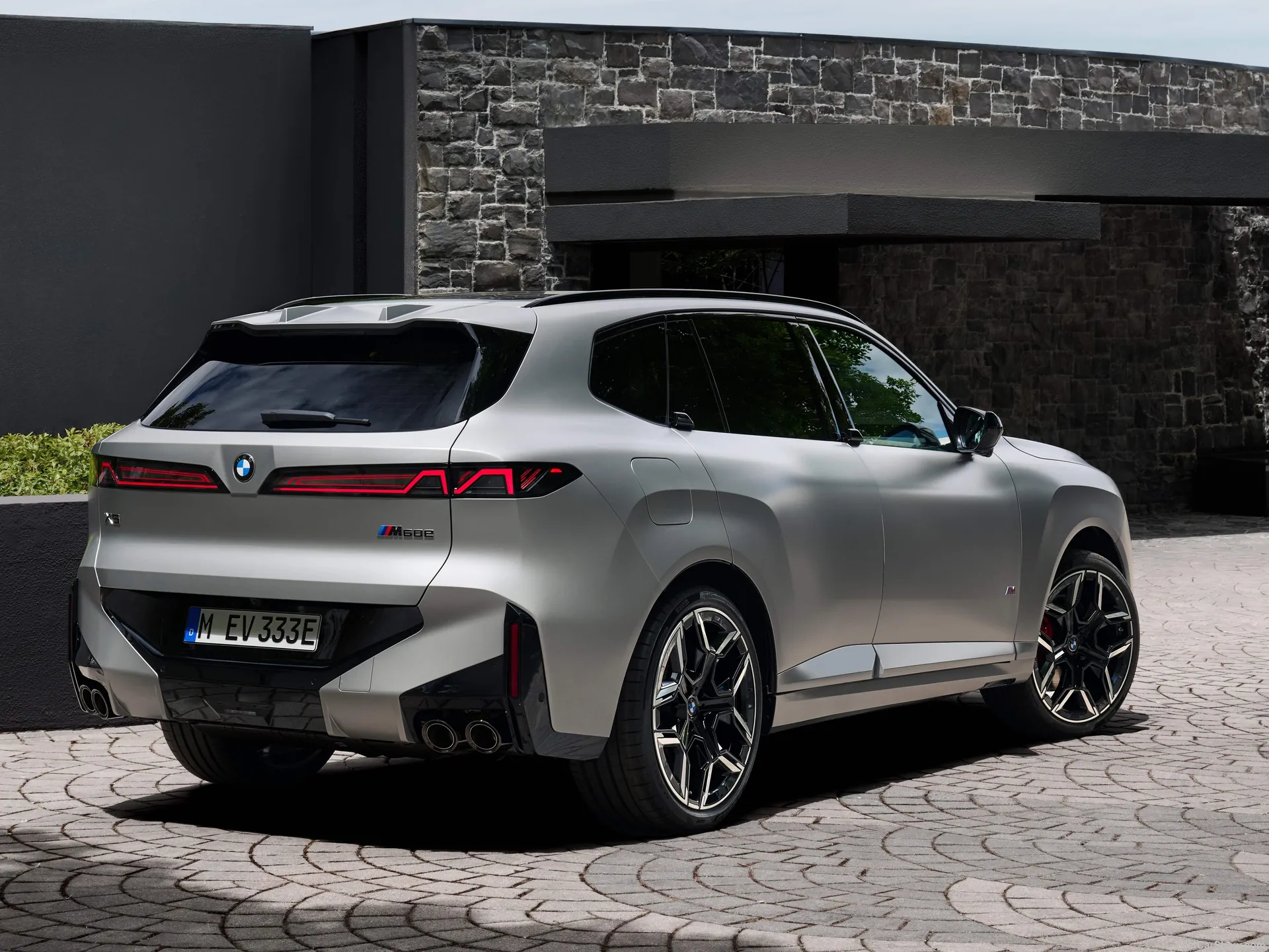 BMW X5 M60e (2027) – zadní tříčtvrteční pohled