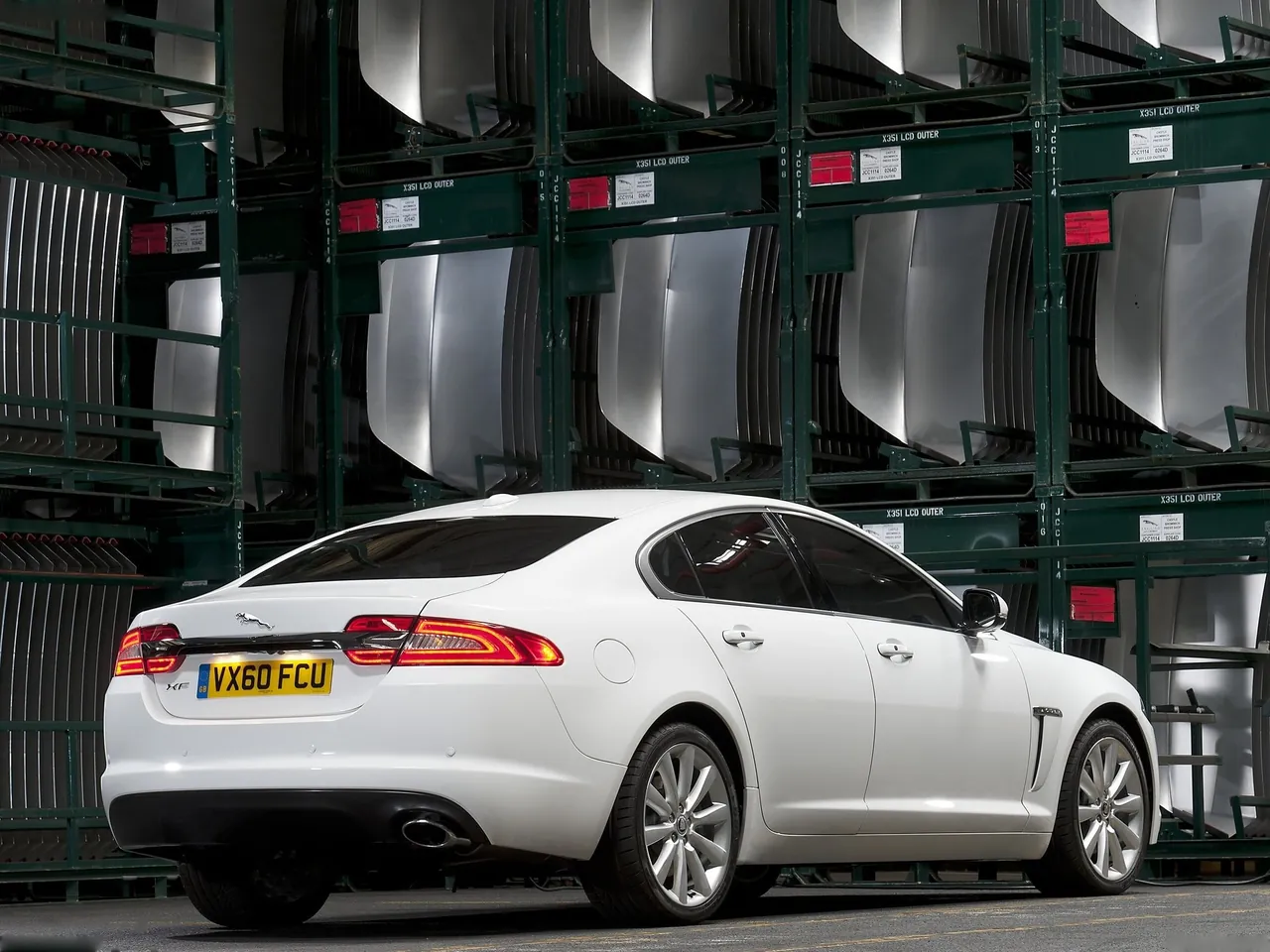 Jaguar XF (2012) – zadní tříčtvrteční pohled