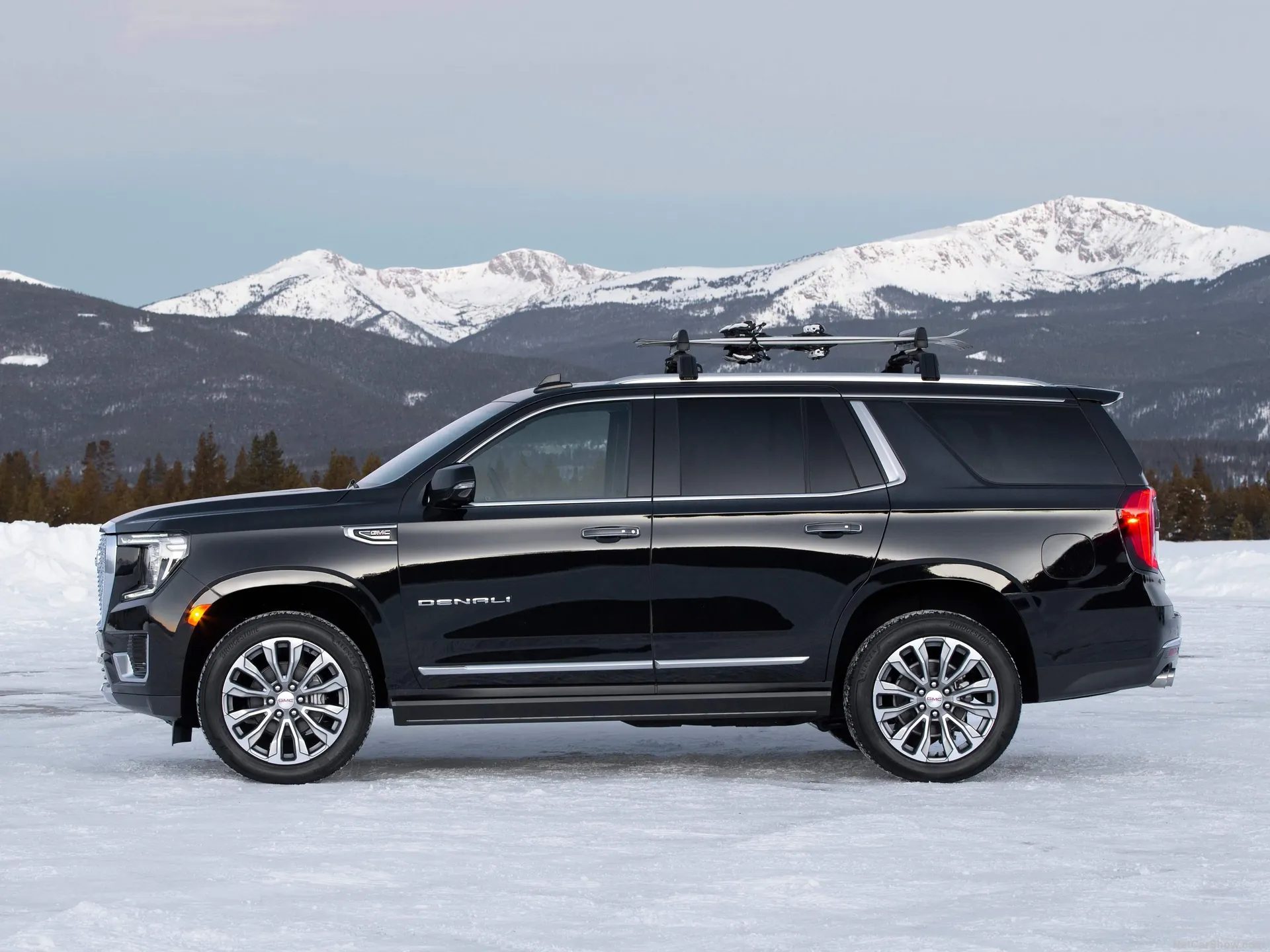 GMC Yukon Denali (2021) – boční profil