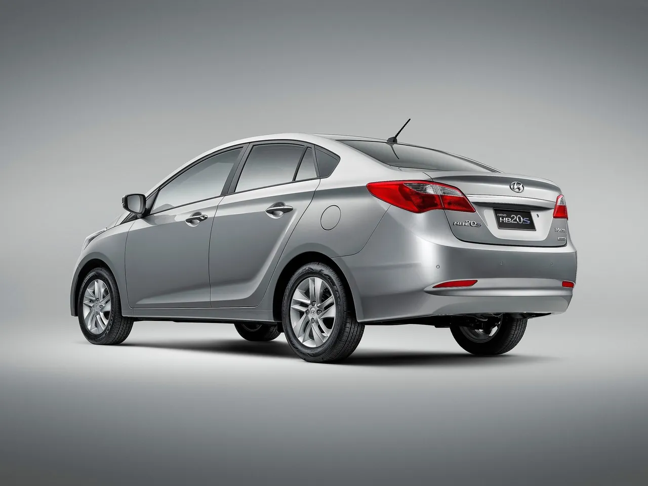Hyundai HB20S (2013) – zadní tříčtvrteční pohled