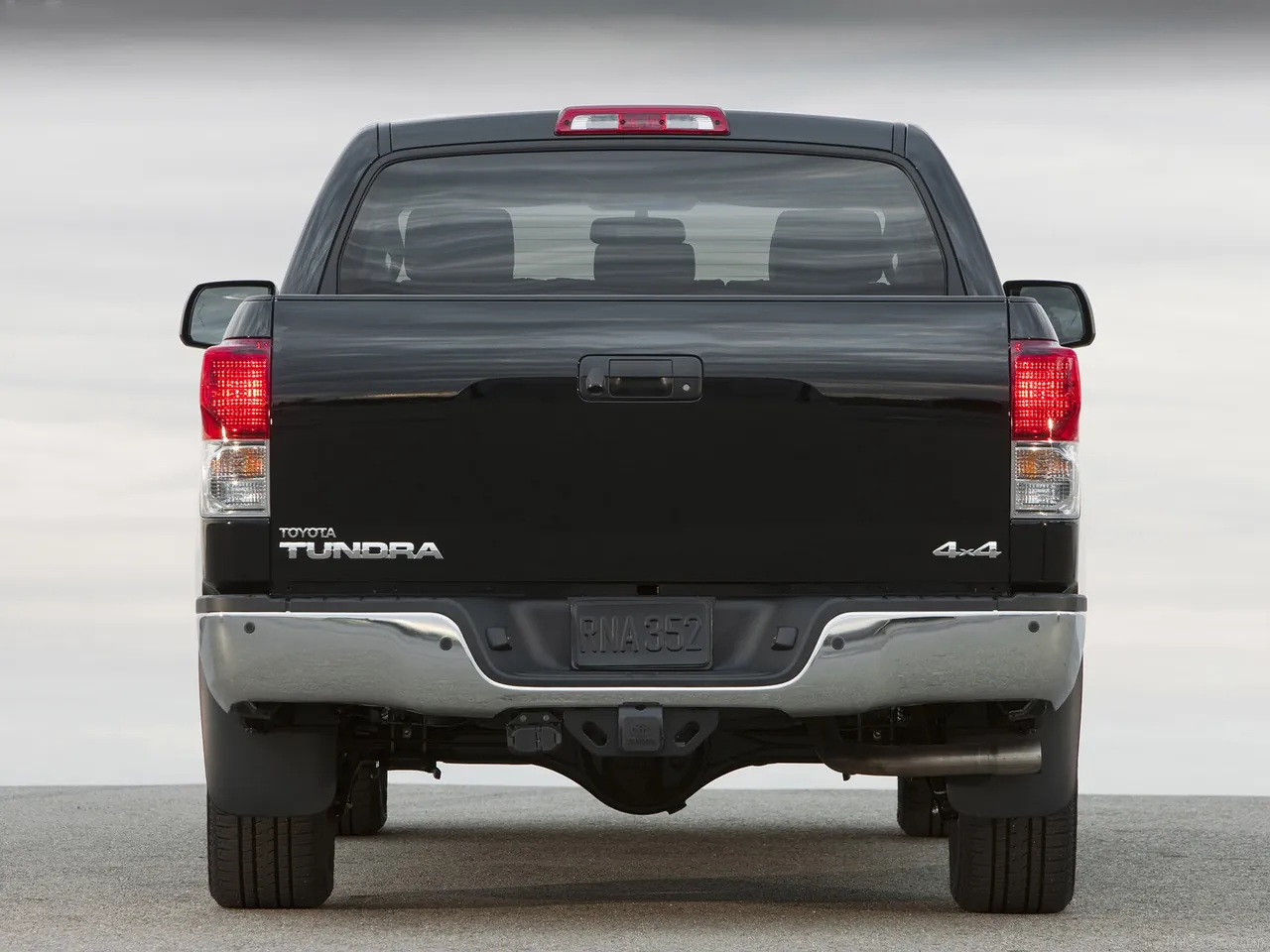 Toyota Tundra CrewMax (2010) – zezadu
