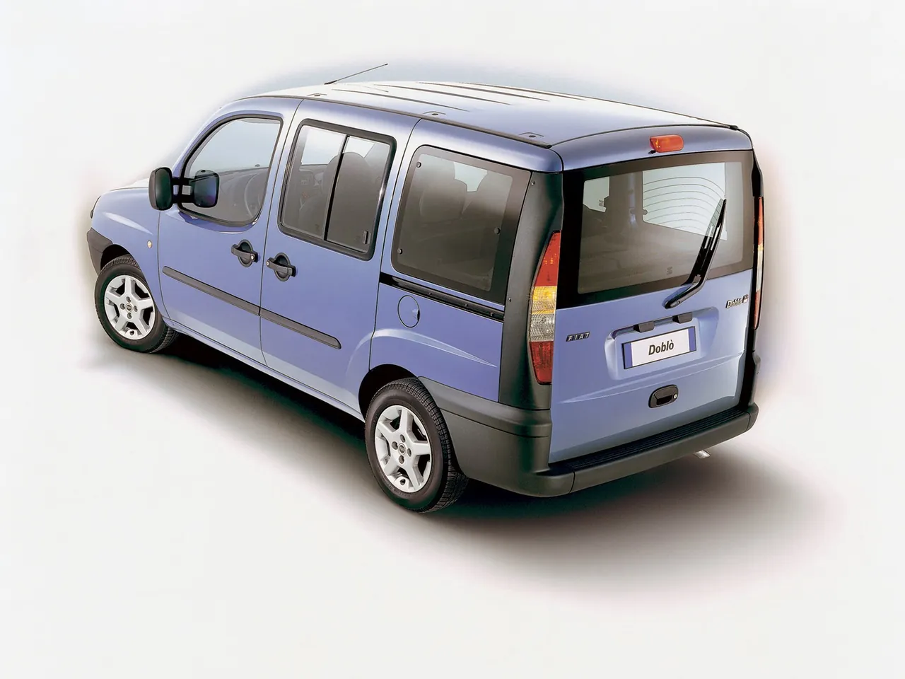 Fiat Doblo (2001) – zadní tříčtvrteční pohled
