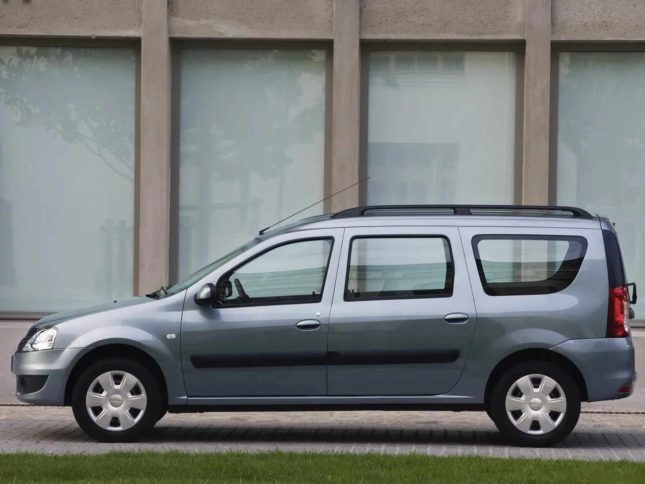Dacia Logan MCV (2009) – boční profil