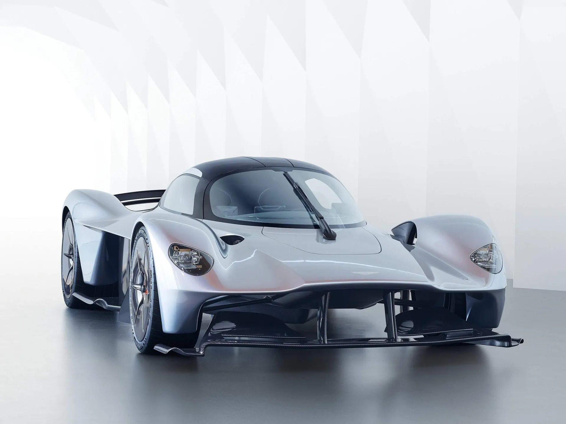 Aston Martin Valkyrie (2018) – přední tříčtvrteční pohled