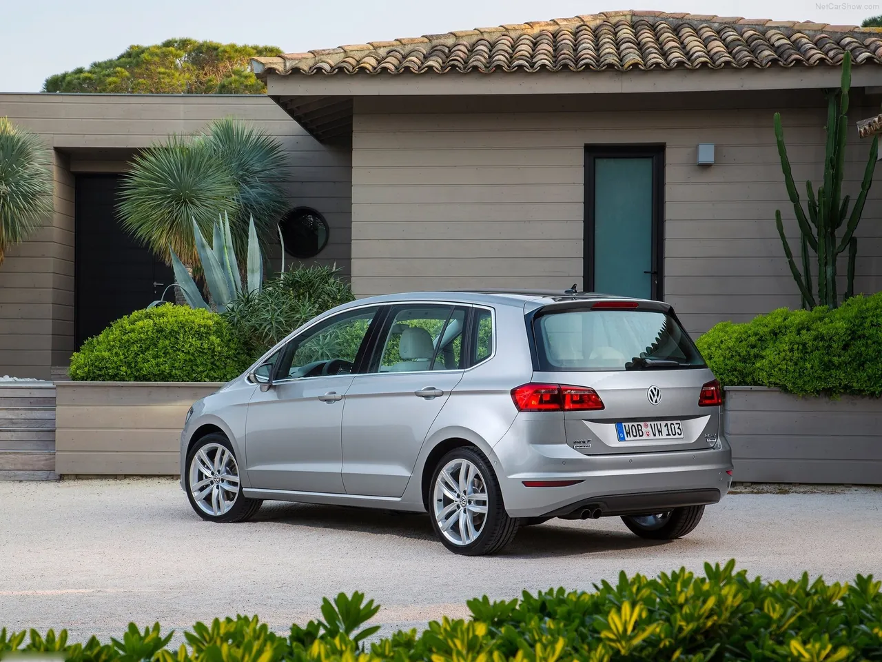 Volkswagen Golf Sportsvan (2014) – zadní tříčtvrteční pohled