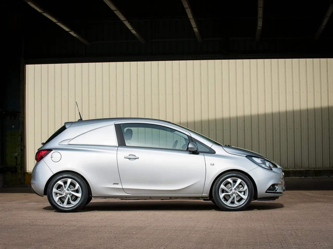 Vauxhall CorsaVan (2015) – boční profil