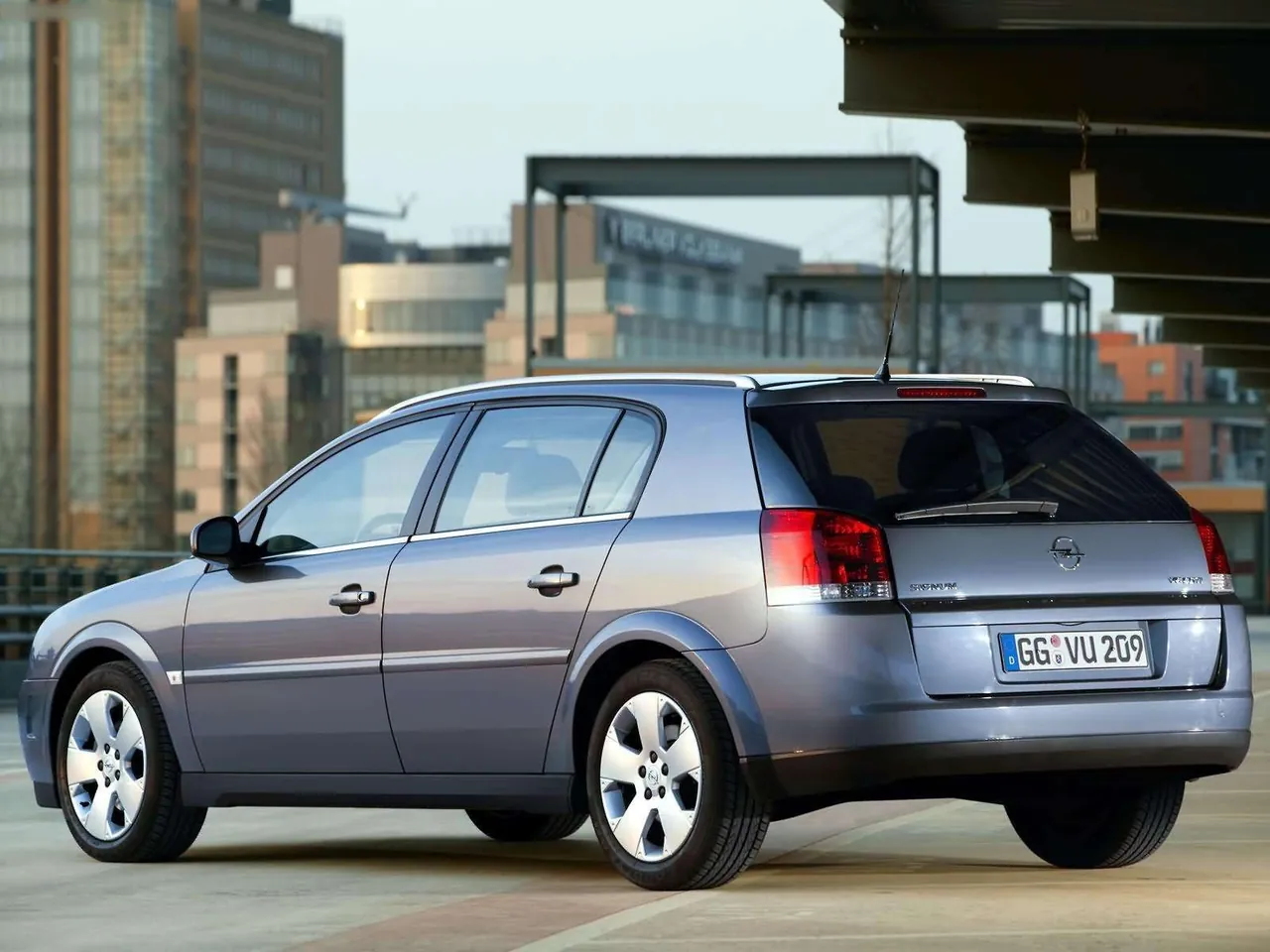 Opel Signum V6 CDTI (2003) - Rear Three-Quarter