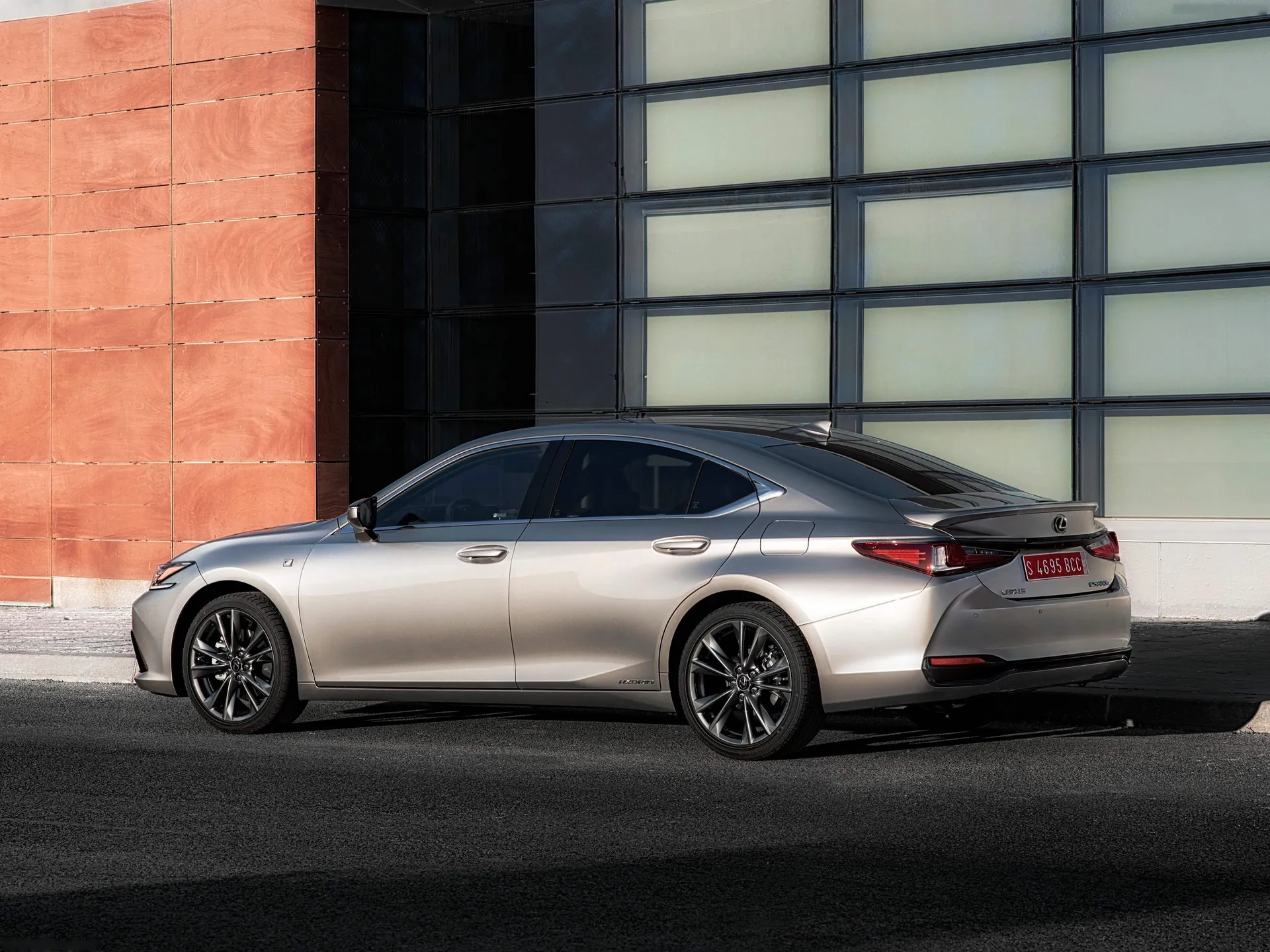 Lexus ES [EU] (2019) – zadní tříčtvrteční pohled