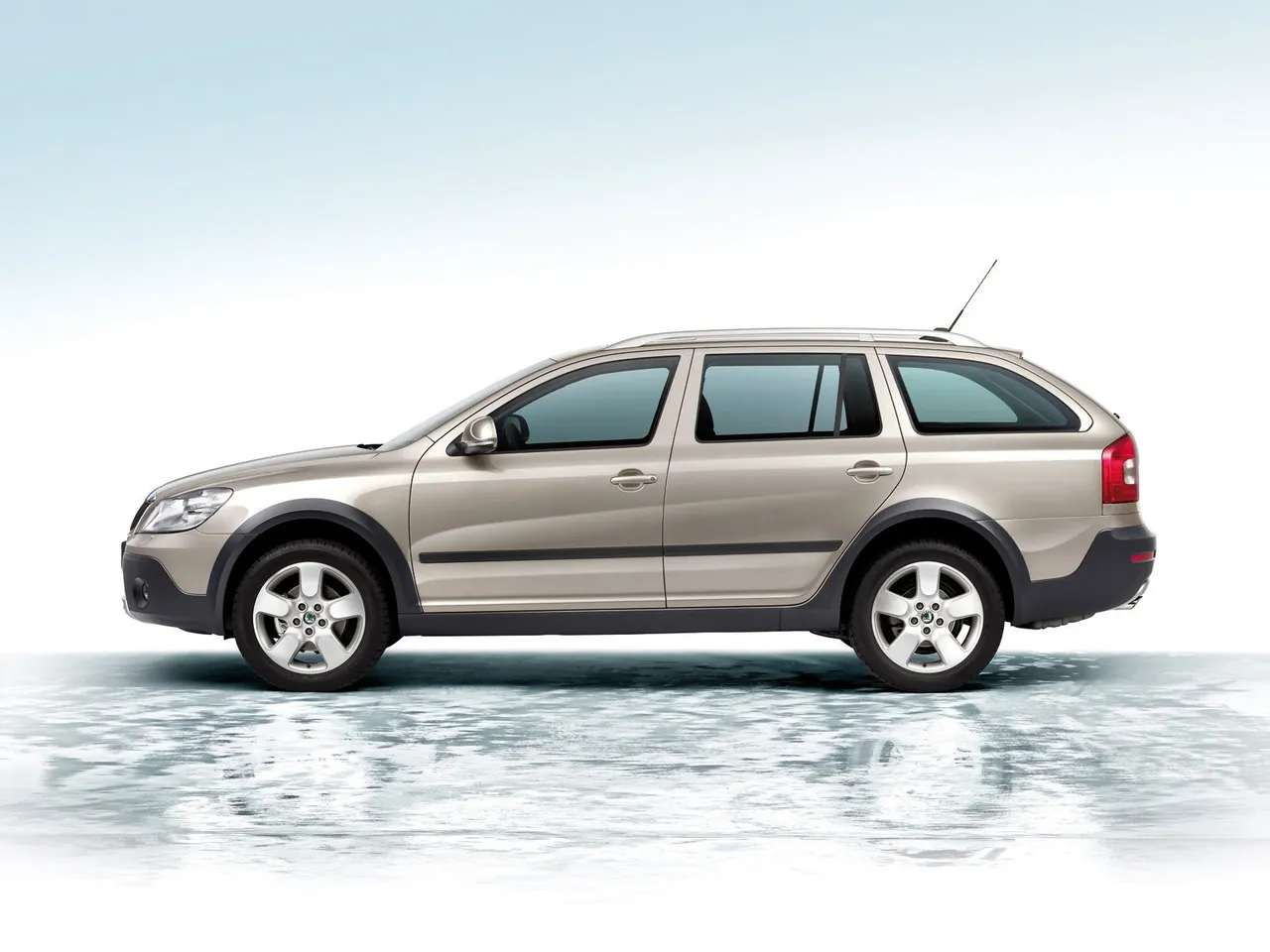 Skoda Octavia Scout (2010) – boční profil