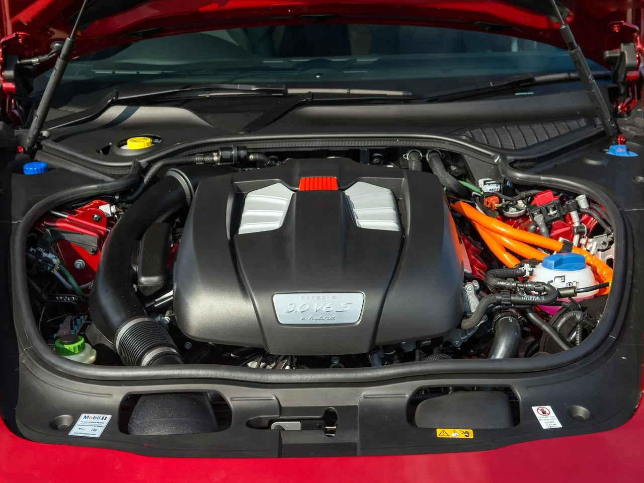 Porsche Panamera (2014) – motorový prostor