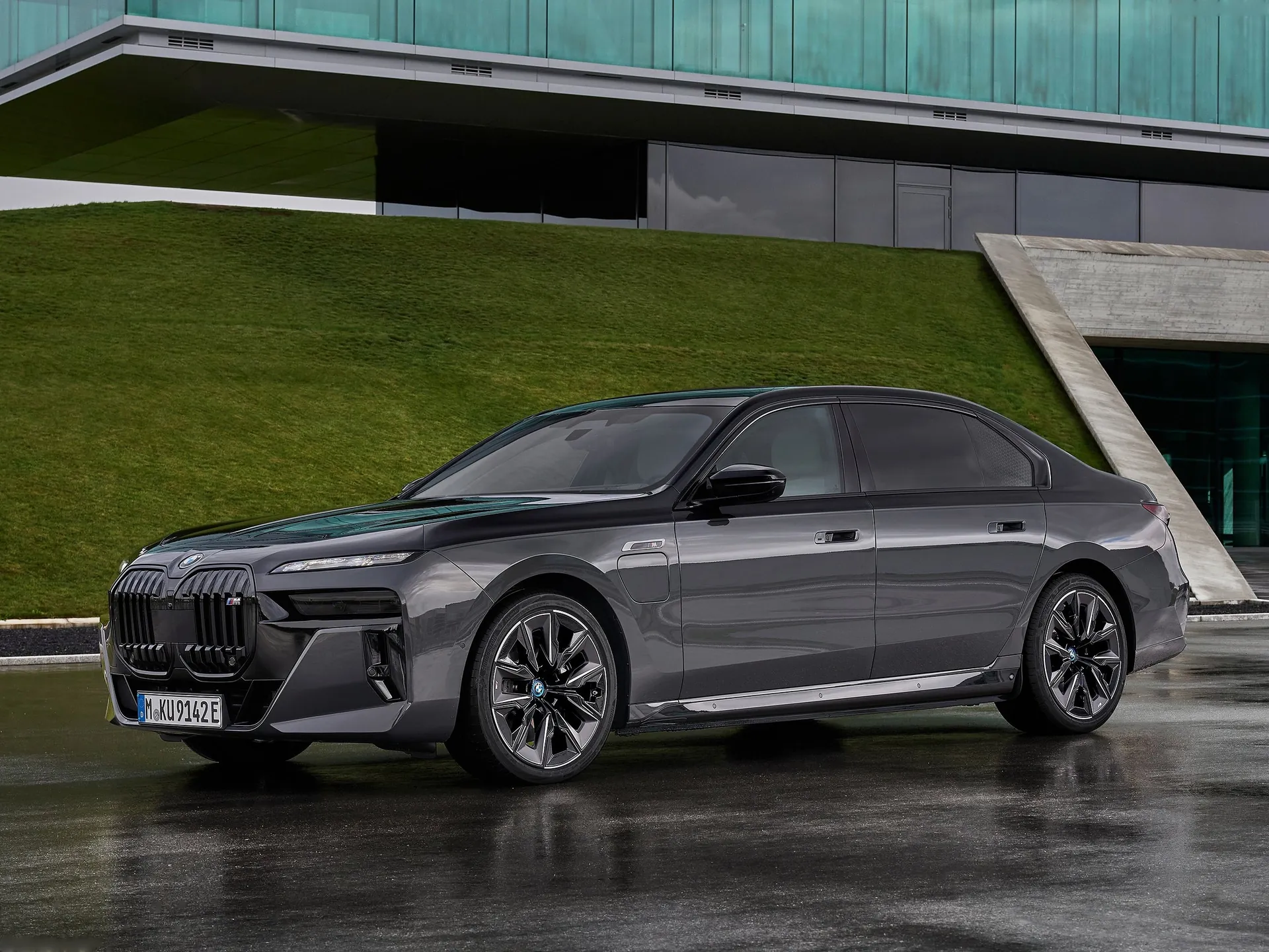 BMW M760e xDrive (2023)
