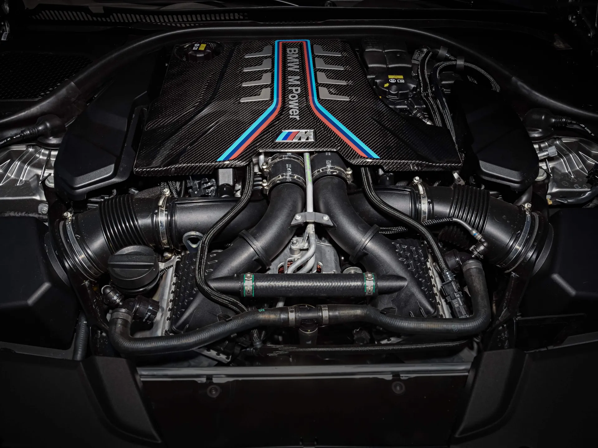 BMW M5 Competition (2019) – motorový prostor