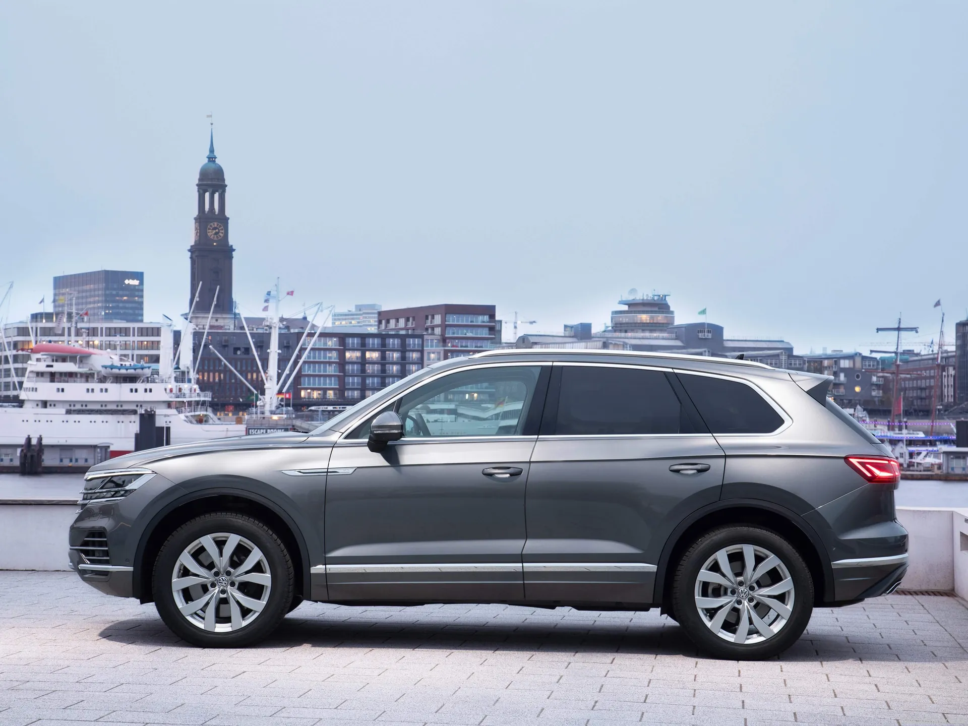 Volkswagen Touareg V8 TDI (2019) - Side Profile