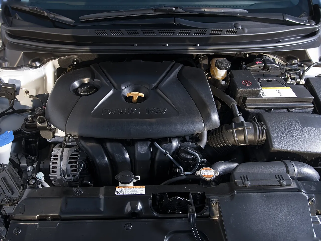 Hyundai Elantra (2011) - Engine Bay