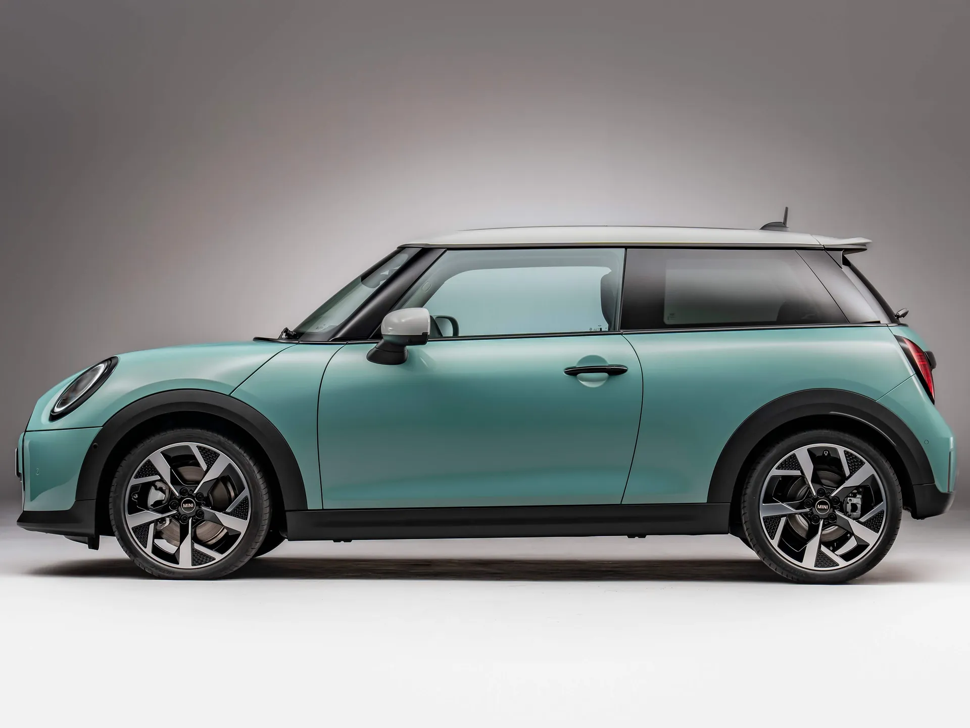 Mini Cooper S (2024) – boční profil