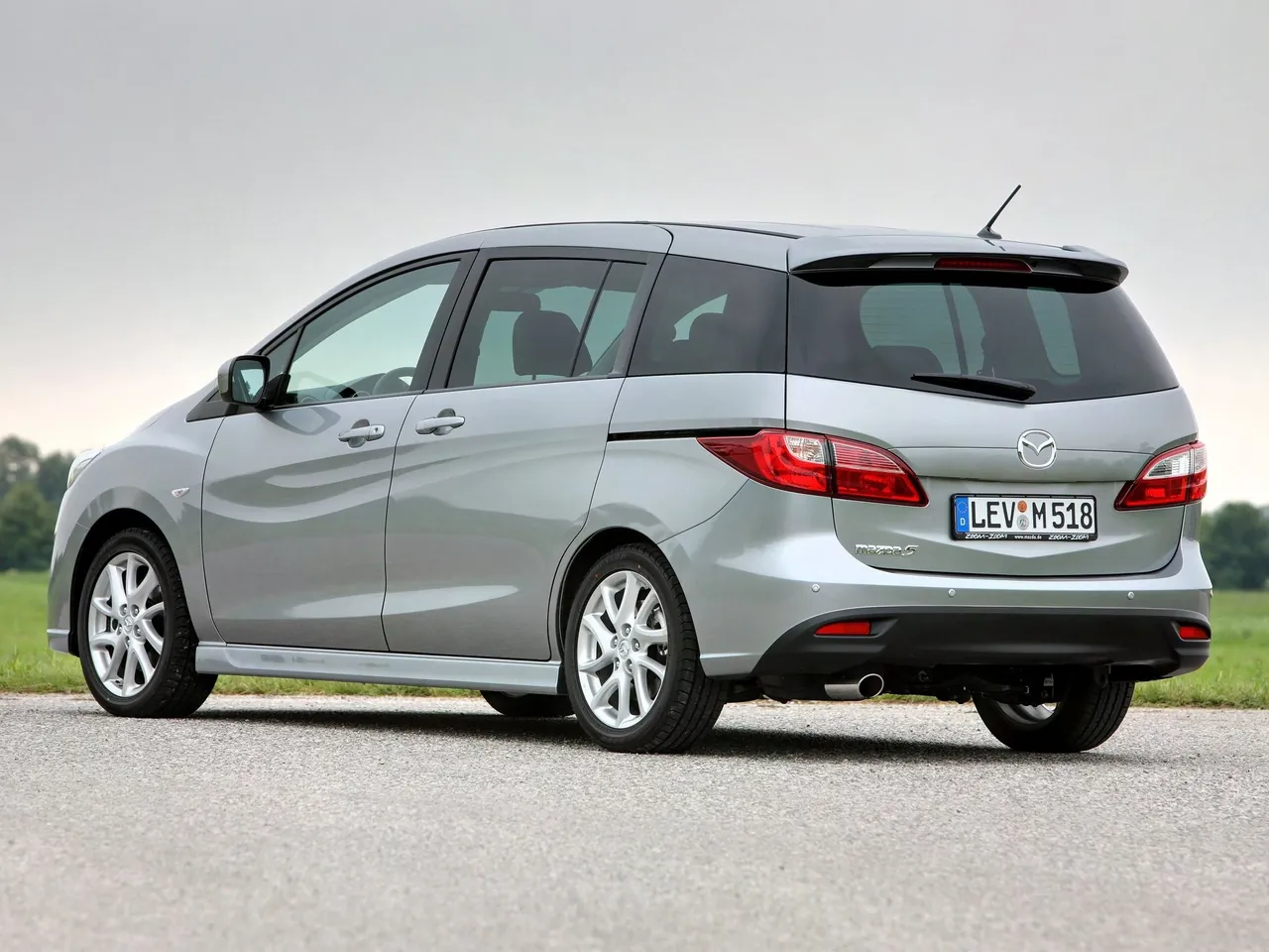 Mazda 5 (2011) – zadní tříčtvrteční pohled