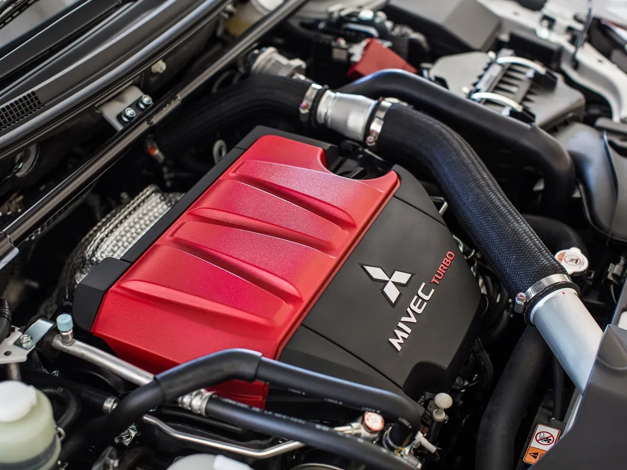 Mitsubishi Lancer Evolution Final Edition (2015) – motorový prostor